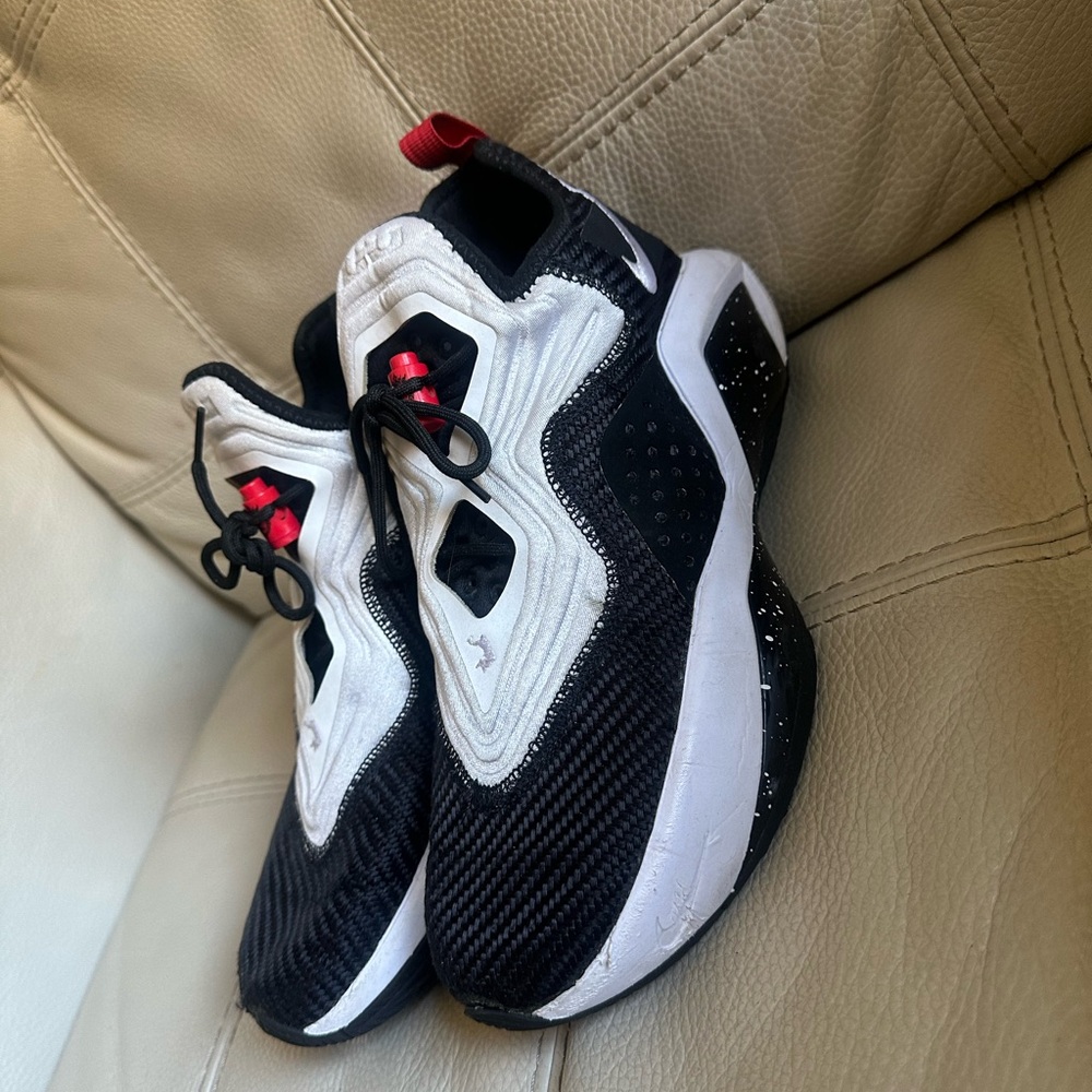 Nike Kids Black and White Sneakers with Red Accent Size 7,5  in good condition